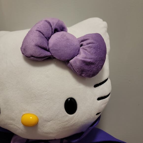 Hello Kitty 2024 Halloween Greeter Purple Cape Vampire NWT - Picture 4 of 4